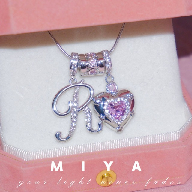 恋を抱くイニシャルネックレス 〜言えなかった「好き」を、胸に〜♥A989