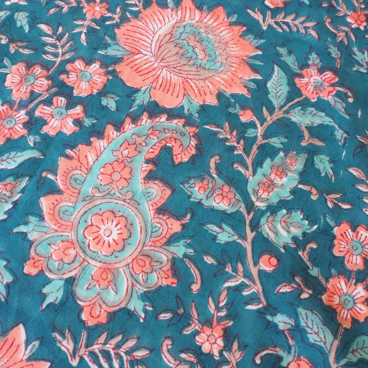 ブロックプリント生地【50cm単位】インド綿  花柄 マリンブルー×ピンク #23552-BL1