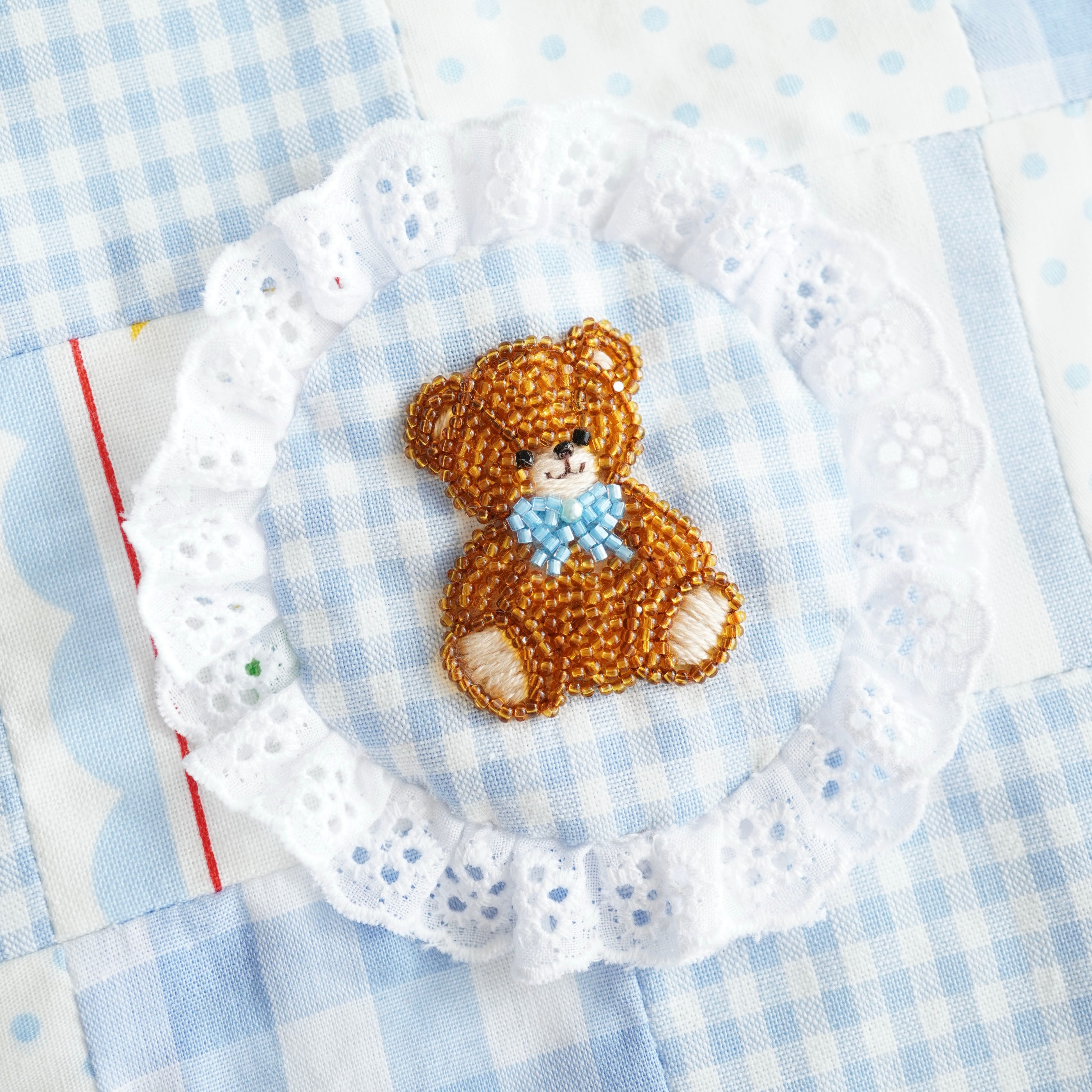 ビーズ刺繍のテディベアパッチワークフラットポーチ(水色) | hamonihamoni ビーズ刺繍のテディベアパッチワークフラットポーチ(水色) | hamonihamoni