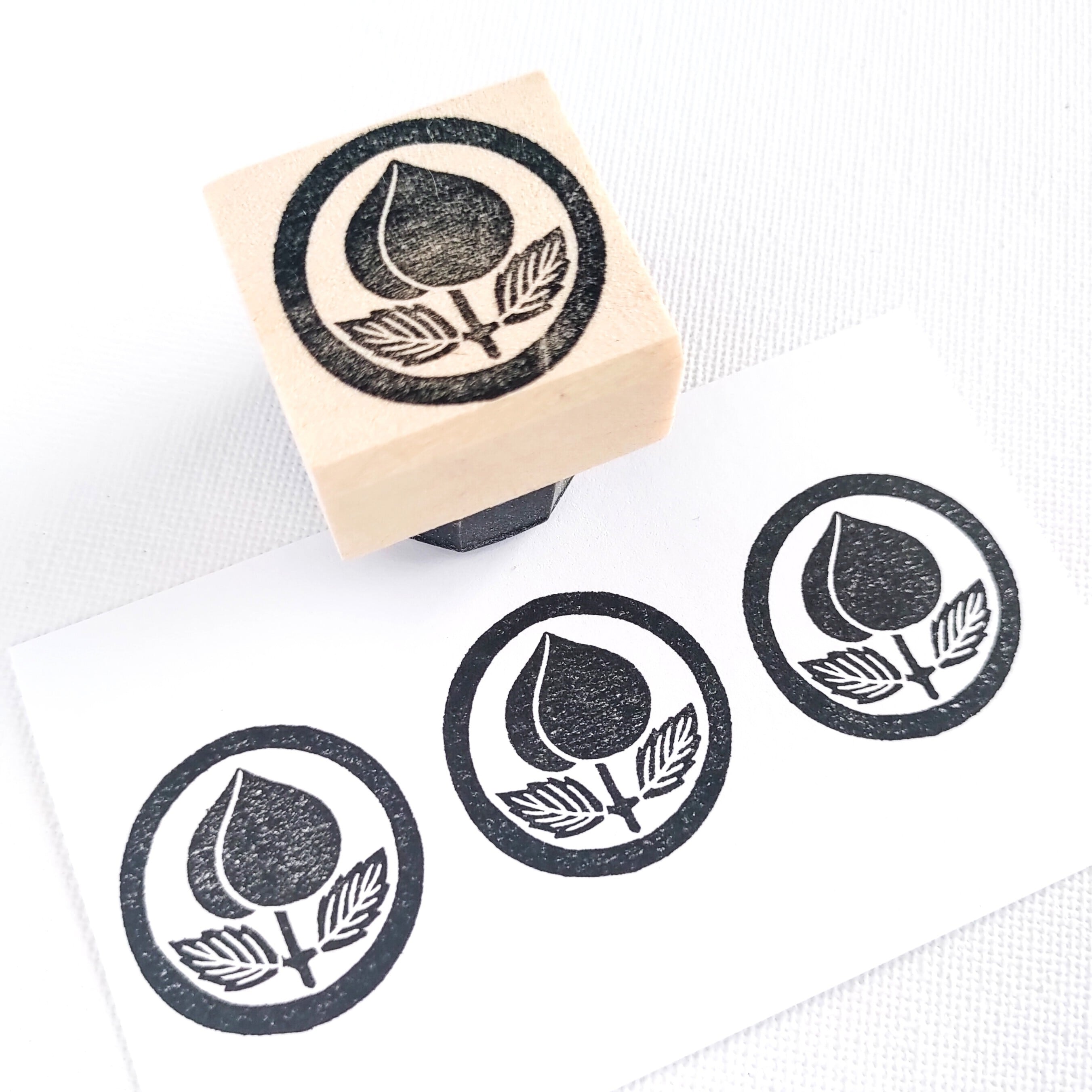 家紋「丸に葉敷き桃」