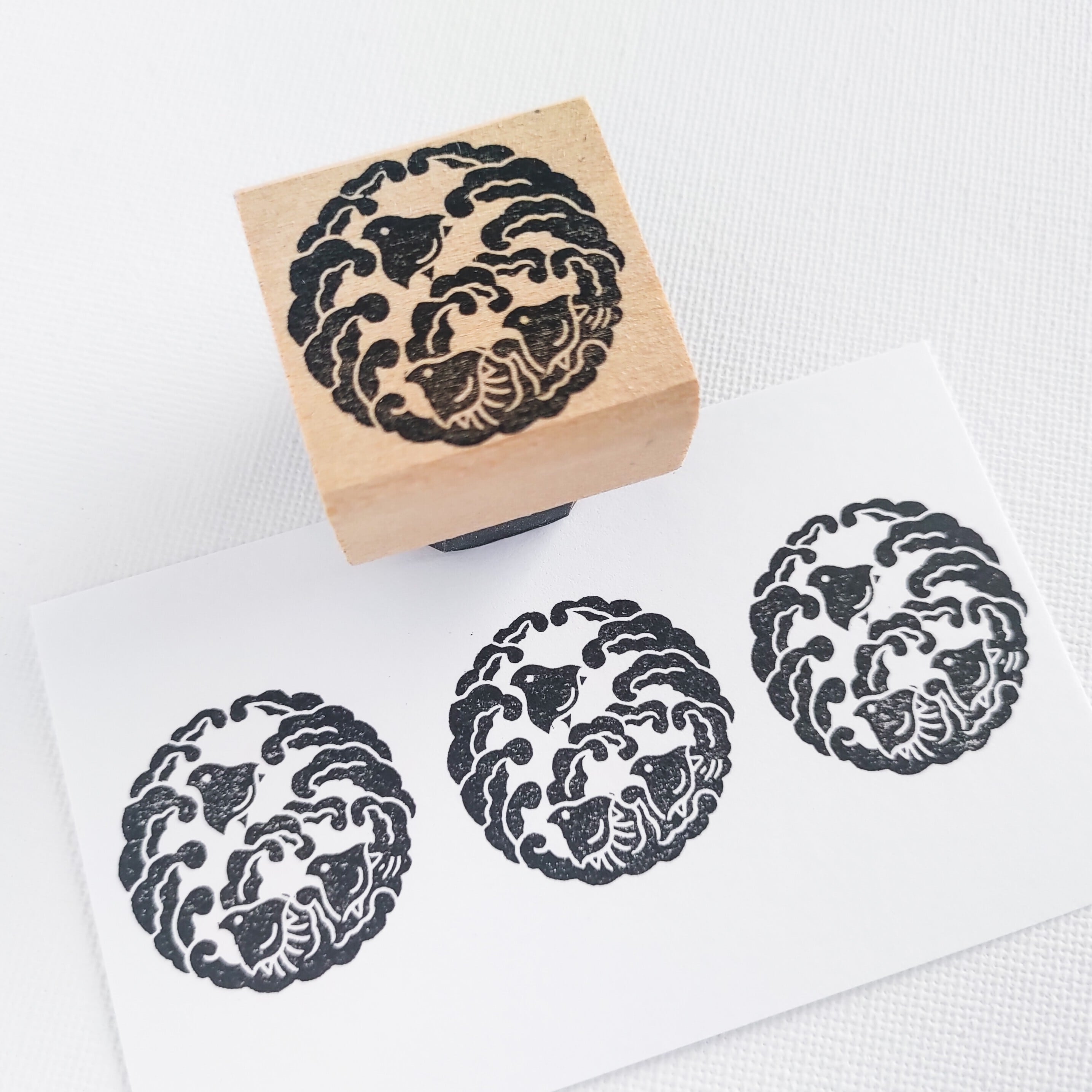 家紋「対い波に千鳥」 | 黒猫堂