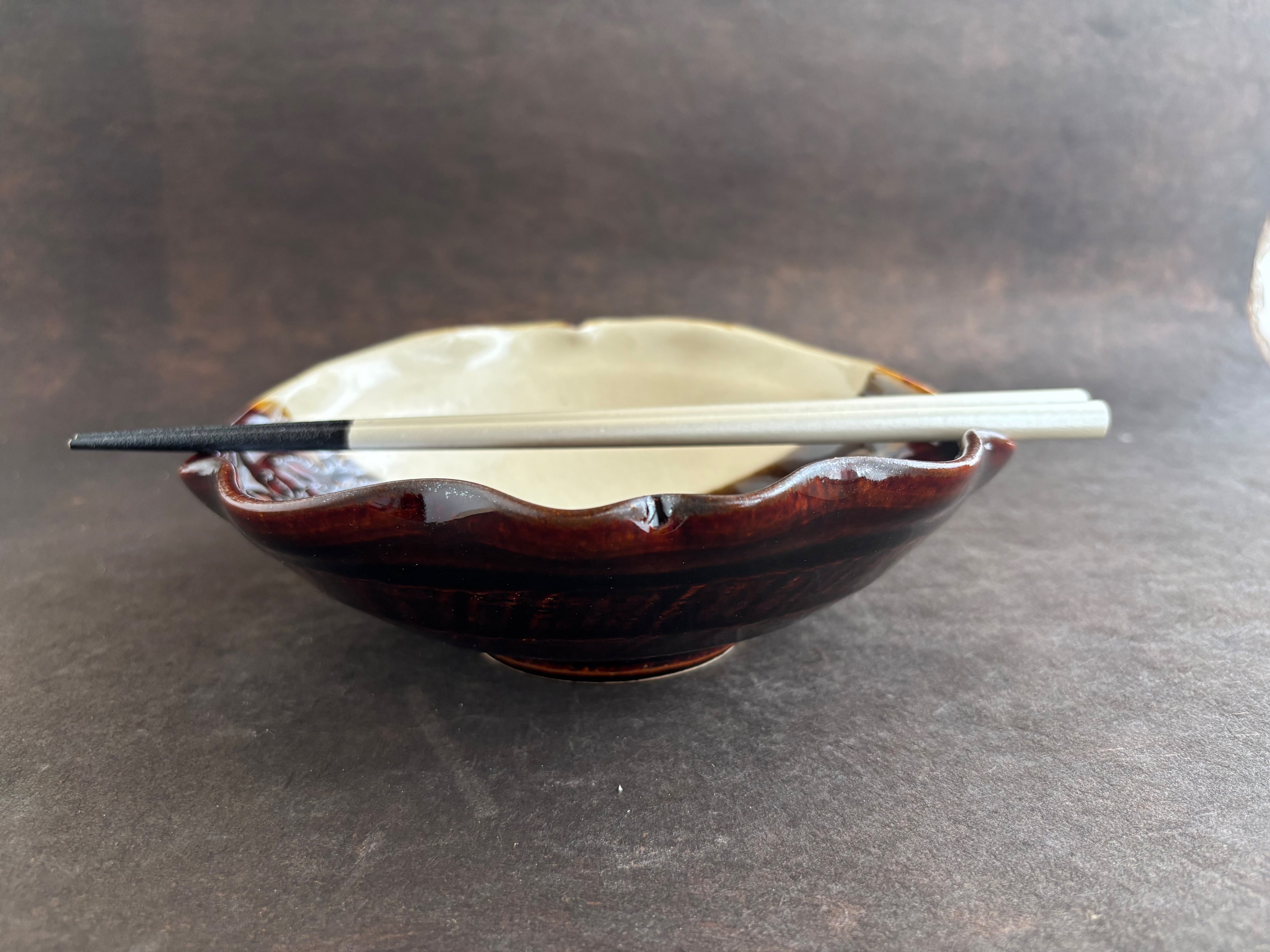 土和のルリエフ飴釉　お花形ひらひら鉢