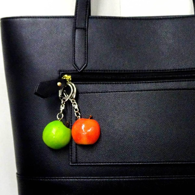 食べちゃいそうな 半分 りんご 食品サンプル キーホルダー ストラップ マグネット