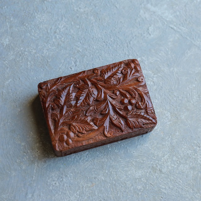 美しい模様の木彫りの箱 16