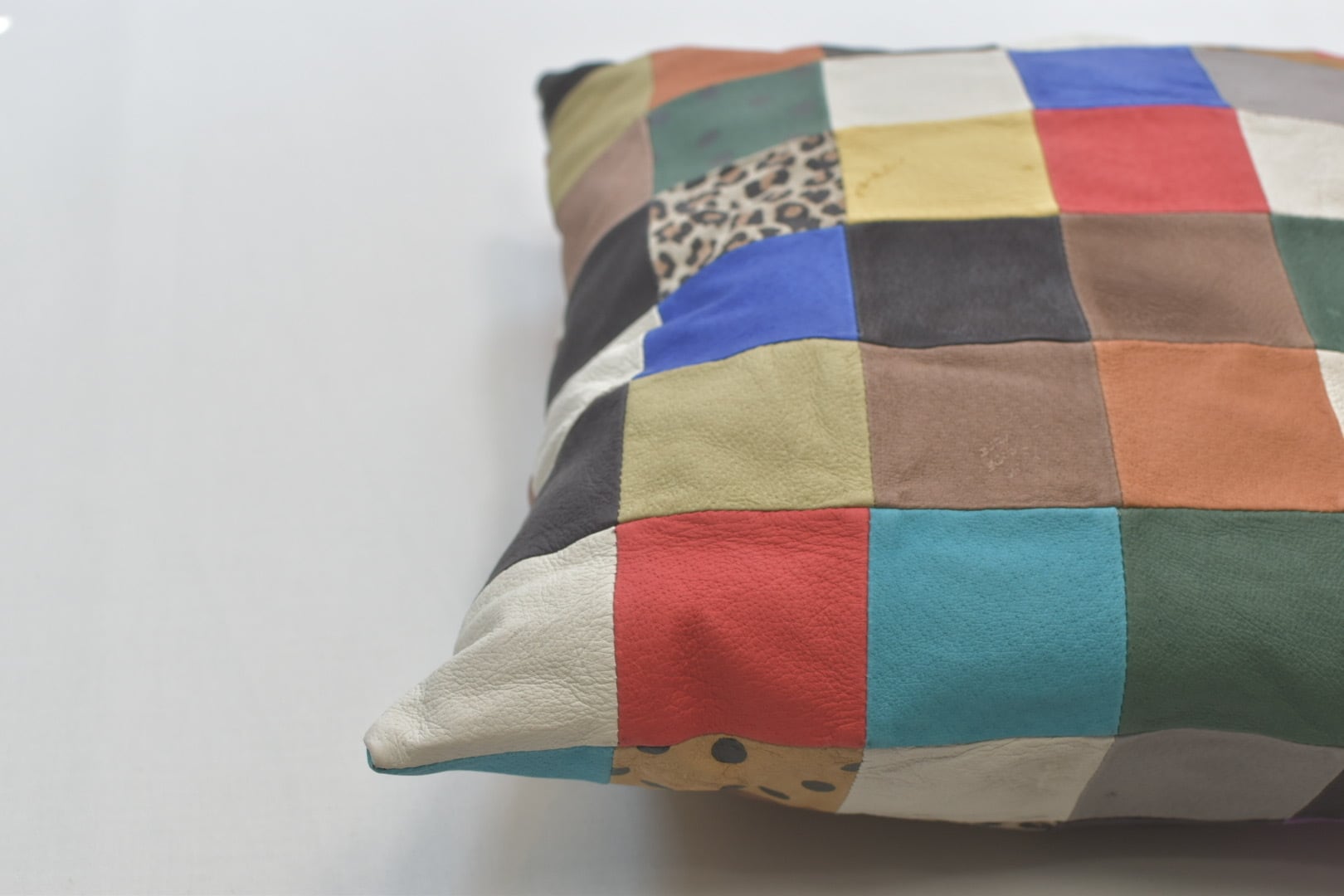 ヒトリエ　HITORI-ATELIER クッション 限定1点＞パッチワーク クッション(HITOTONARI SUSTAINABLE