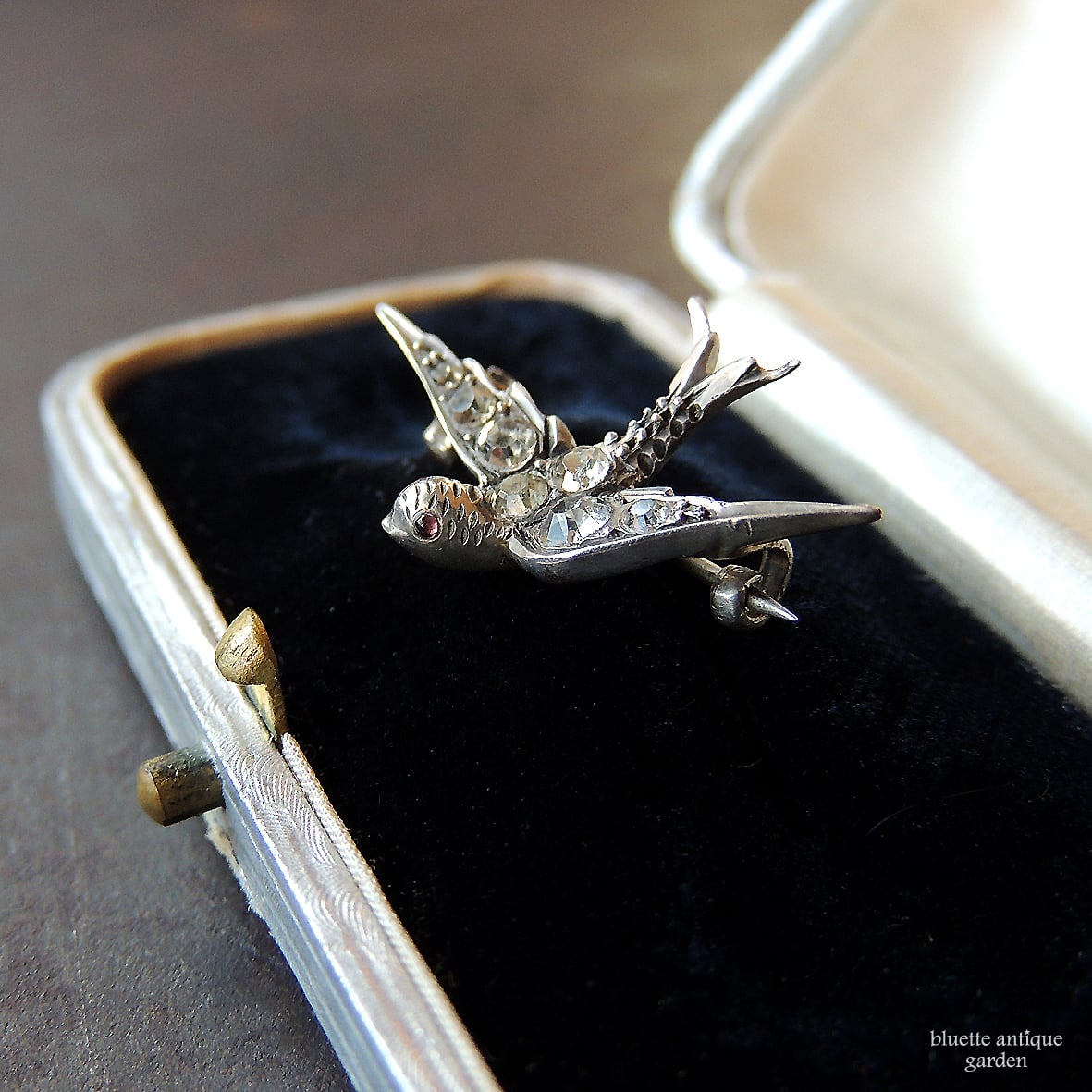 アンティークジュエリー シルバー935 レッドアイ ツバメブローチ