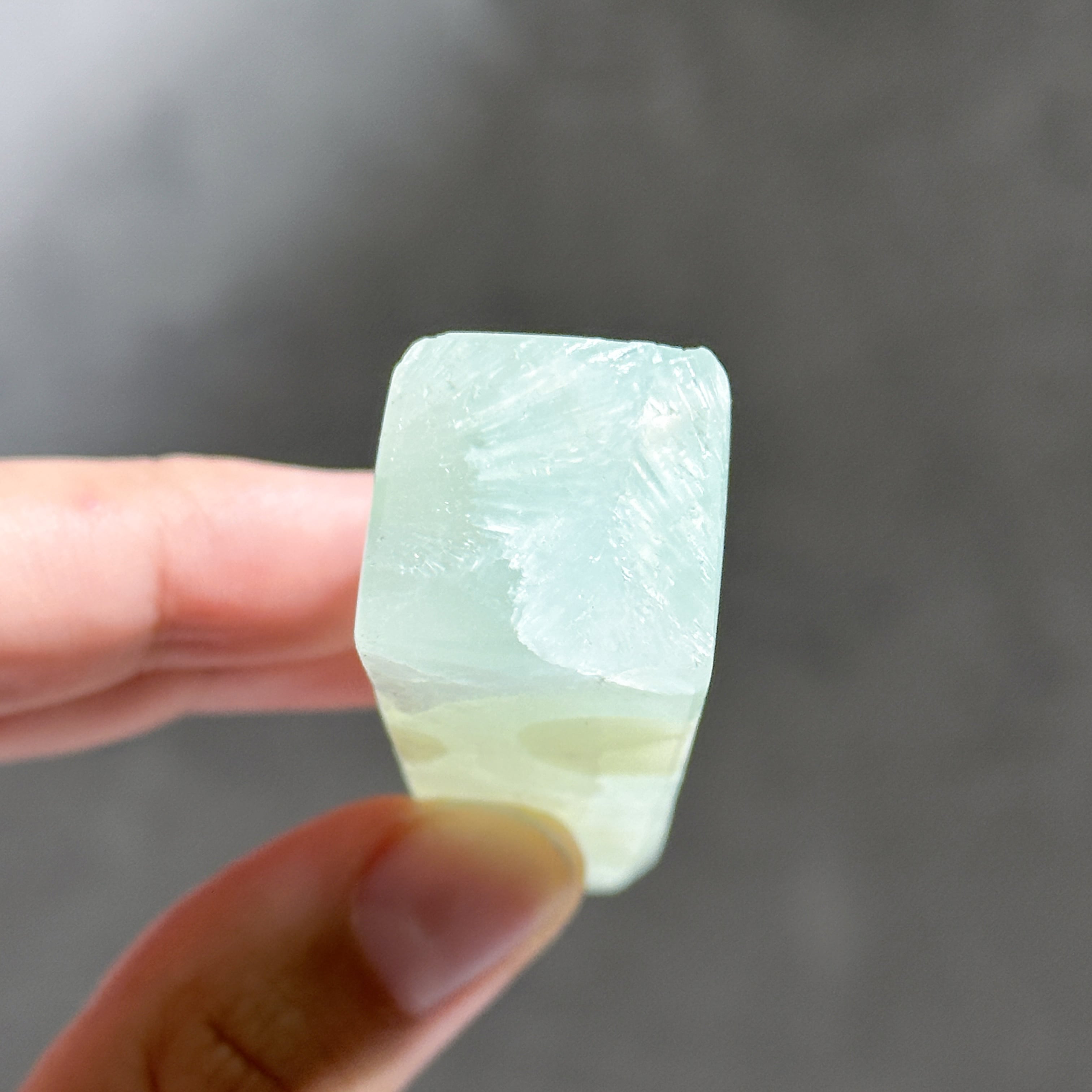 ピスタチオカルサイト タワー51◇ Pistachio Calcite ◇天然石・鉱物