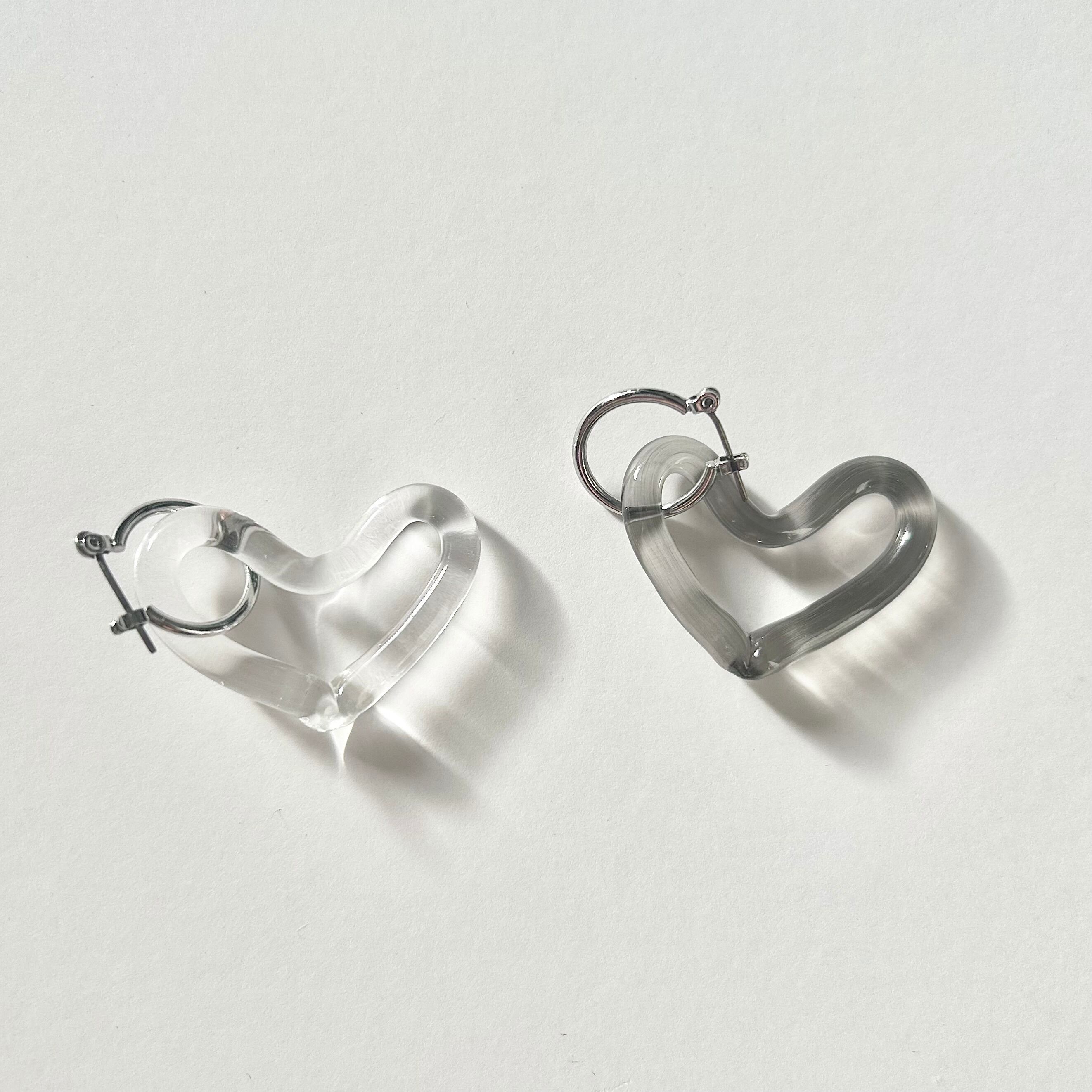 ハートのピアス クリア×グレー