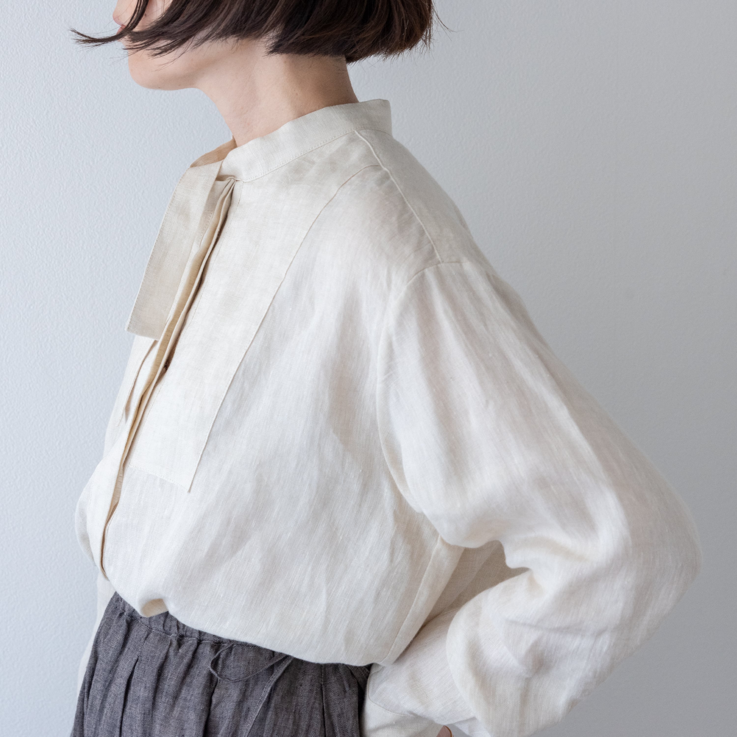 new：bow collar shirt／light weight linen〈almond beige〉 | SALUÉ