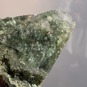 マニハール水晶  251206 原石 ヒマラヤ産 クローライト（緑泥）付き 高透明度 レインボー入り