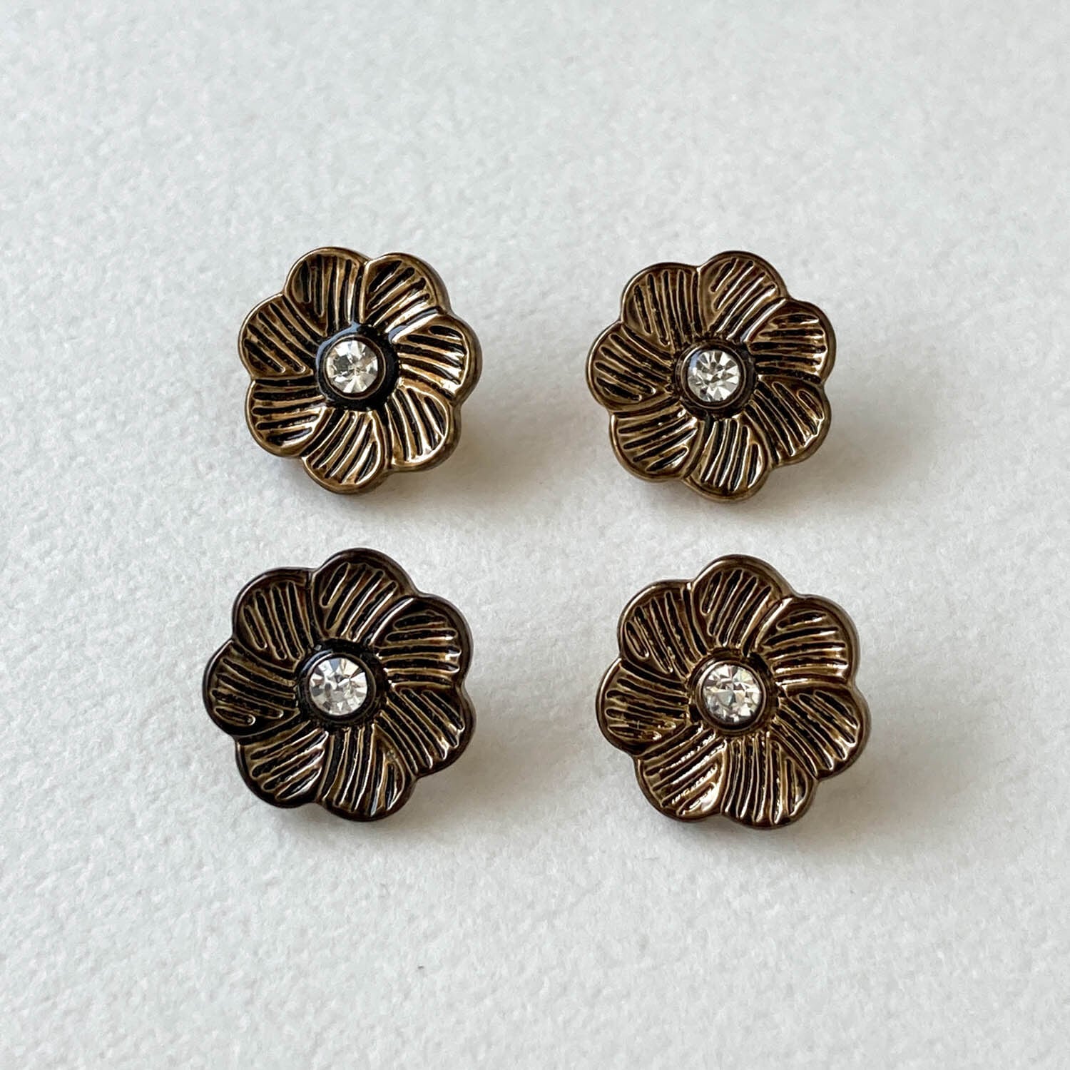 ビジュー付デイジー風お花ボタン（11mm） | Dua-アクセサリーパーツ