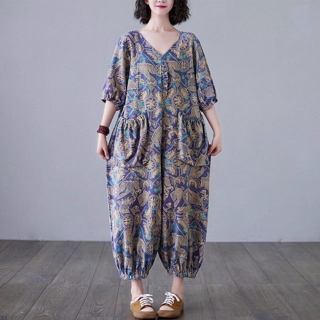 レディース オールインワン つなぎ ジャンプスーツ ロング 5分袖 Vネック オーバーサイズ フェミニン フリル ポケット ギャザー バックファスナー かわいい 大人可愛い きれいめ シンプル カジュアル 上品 おしゃれ レトロ エスニック エキゾチック こなれ感 個性的 存在感 抜け感 ナチュラル プリント 総柄 春 夏 10代 20代 30代 ママ 学生 学校 通学 デート お出かけ リゾート 旅行 女子会 休日 高原 ガーデン ショッピング カフェ 普段使い 体型カバー L XL ゆったり ブルー