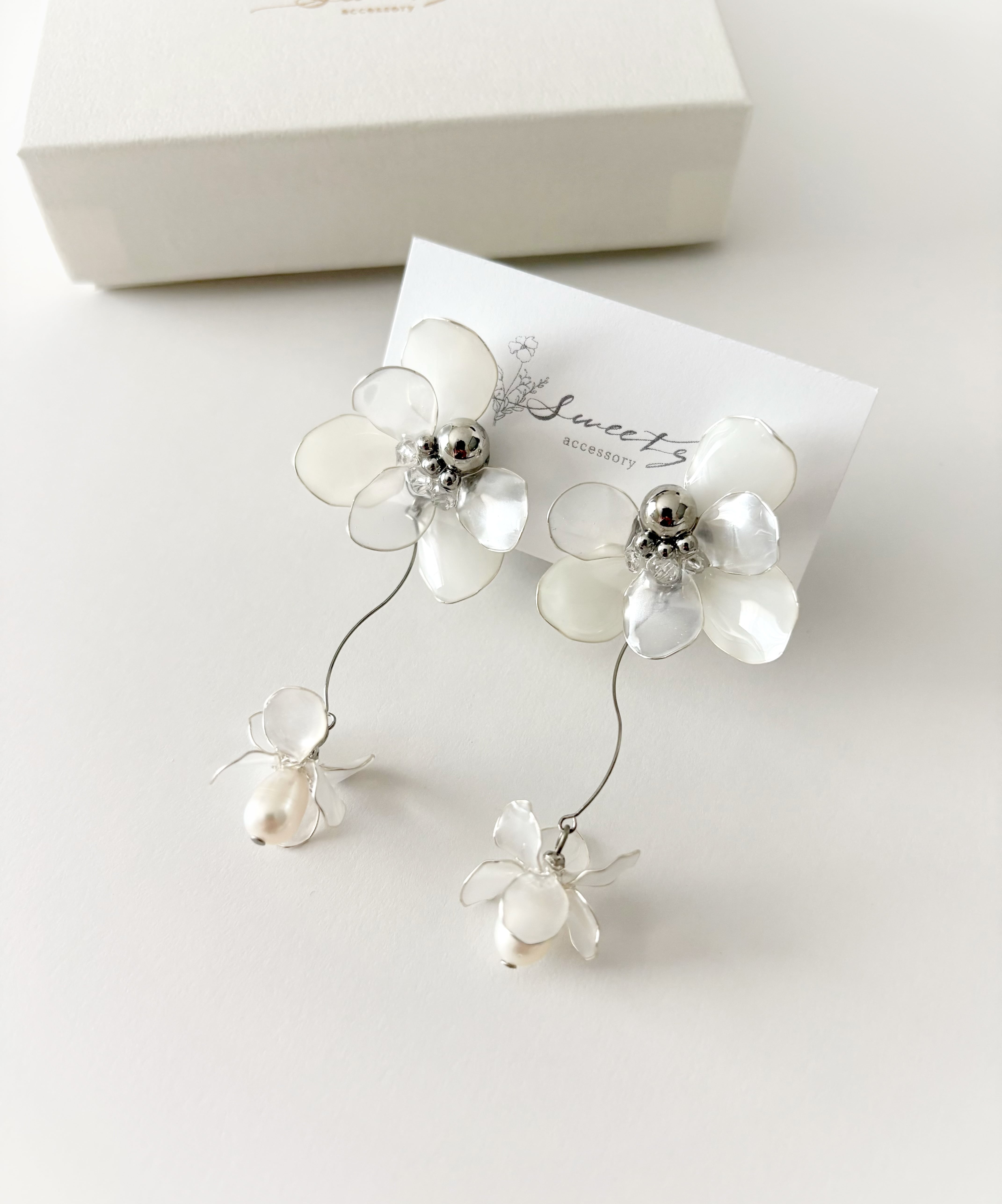 flowery〜ﾌﾗﾜﾘｰ ｼﾙﾊﾞｰ】お花と花びらの耳飾りピアス・イヤリング