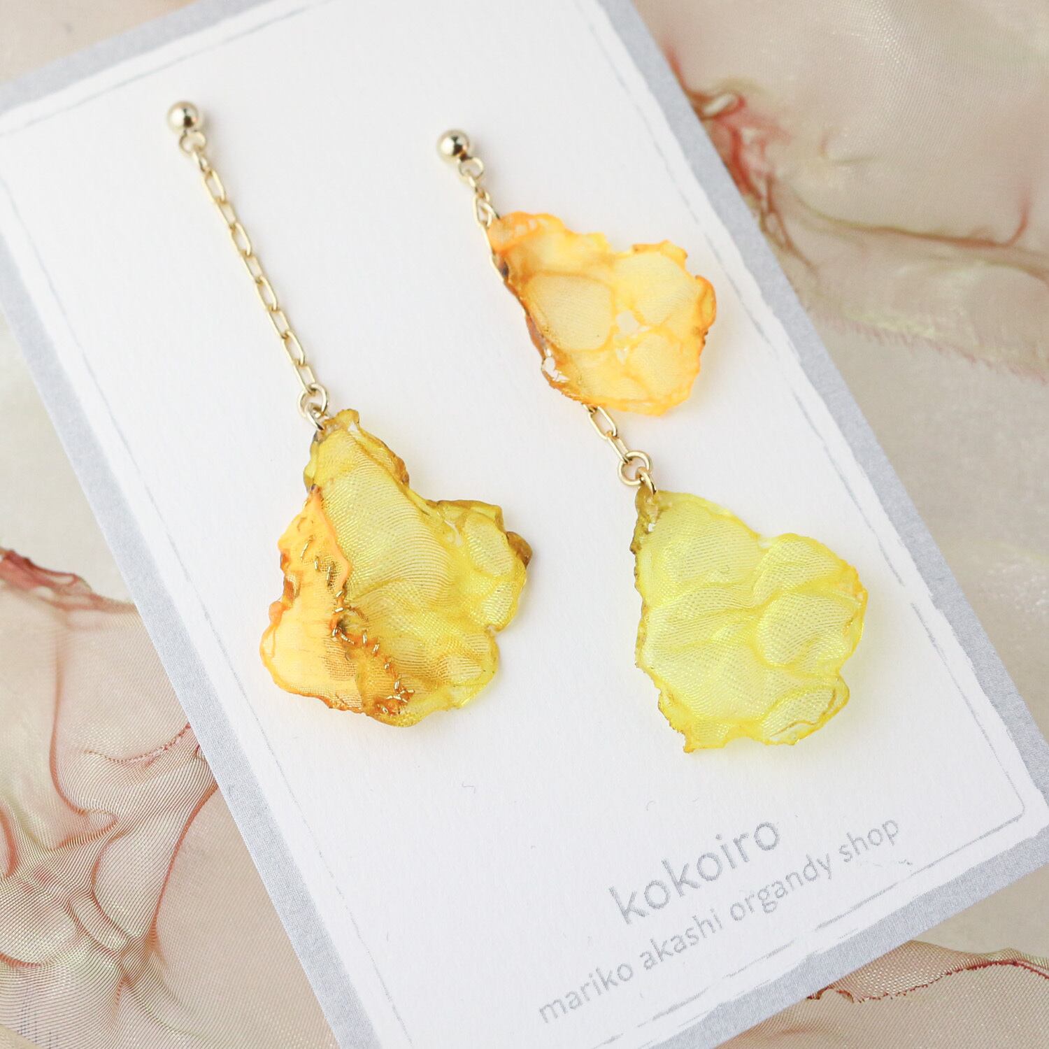 イエローオレンジ 光のしずく ｜ゆれるドロップチェーンピアス