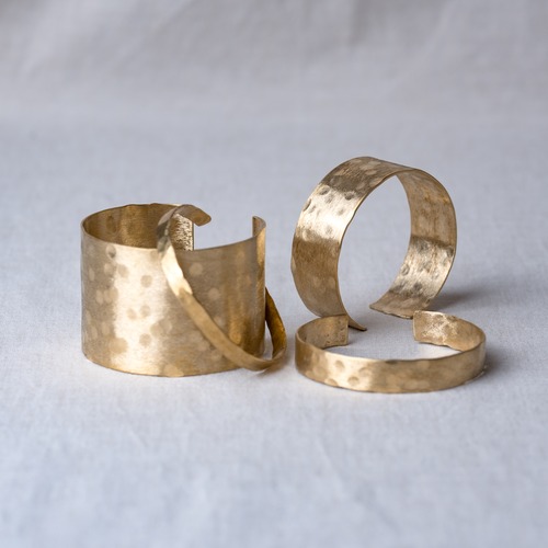 無垢真鍮のバングル｜W40mm　槌目仕上げ