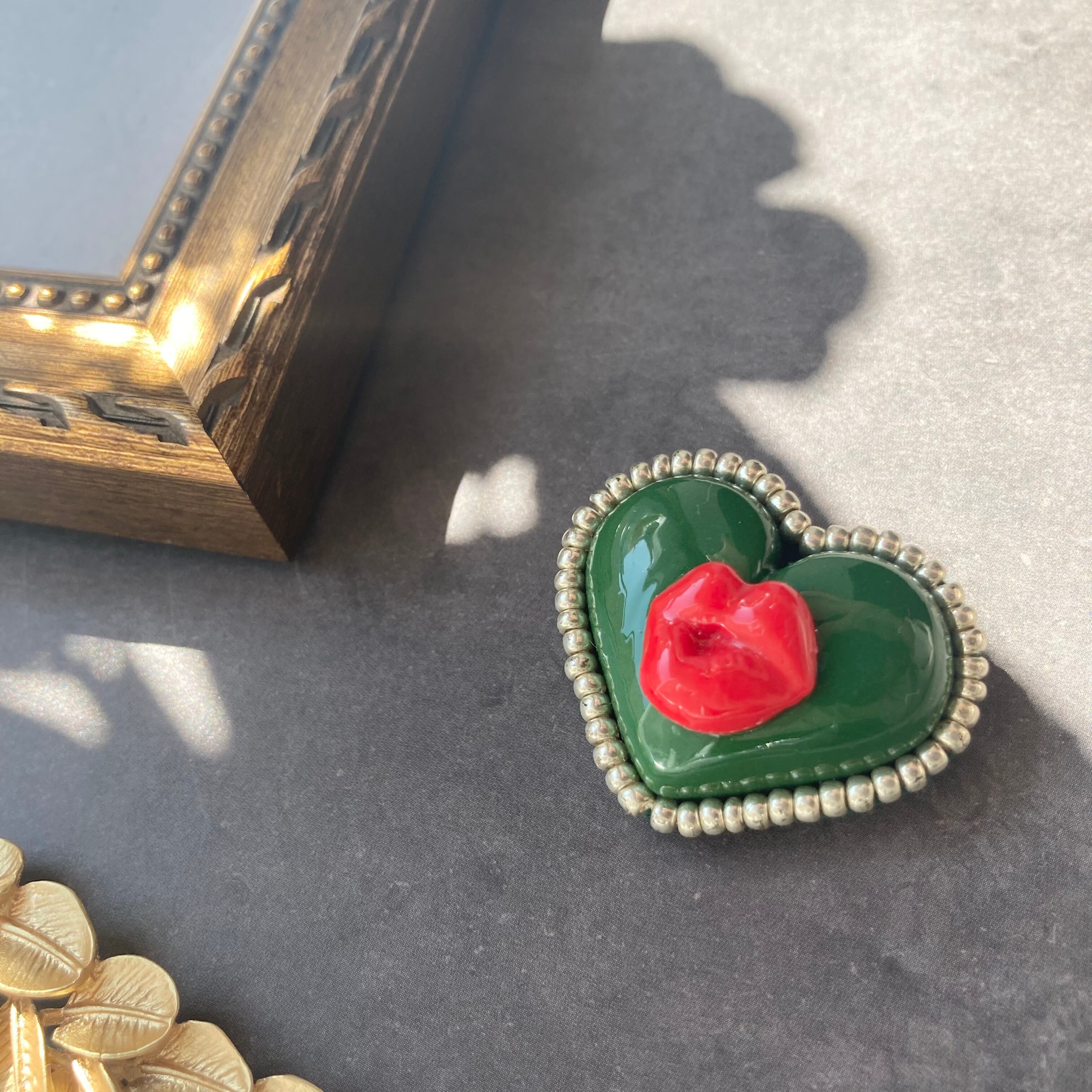 ブローチ(dark green×red)