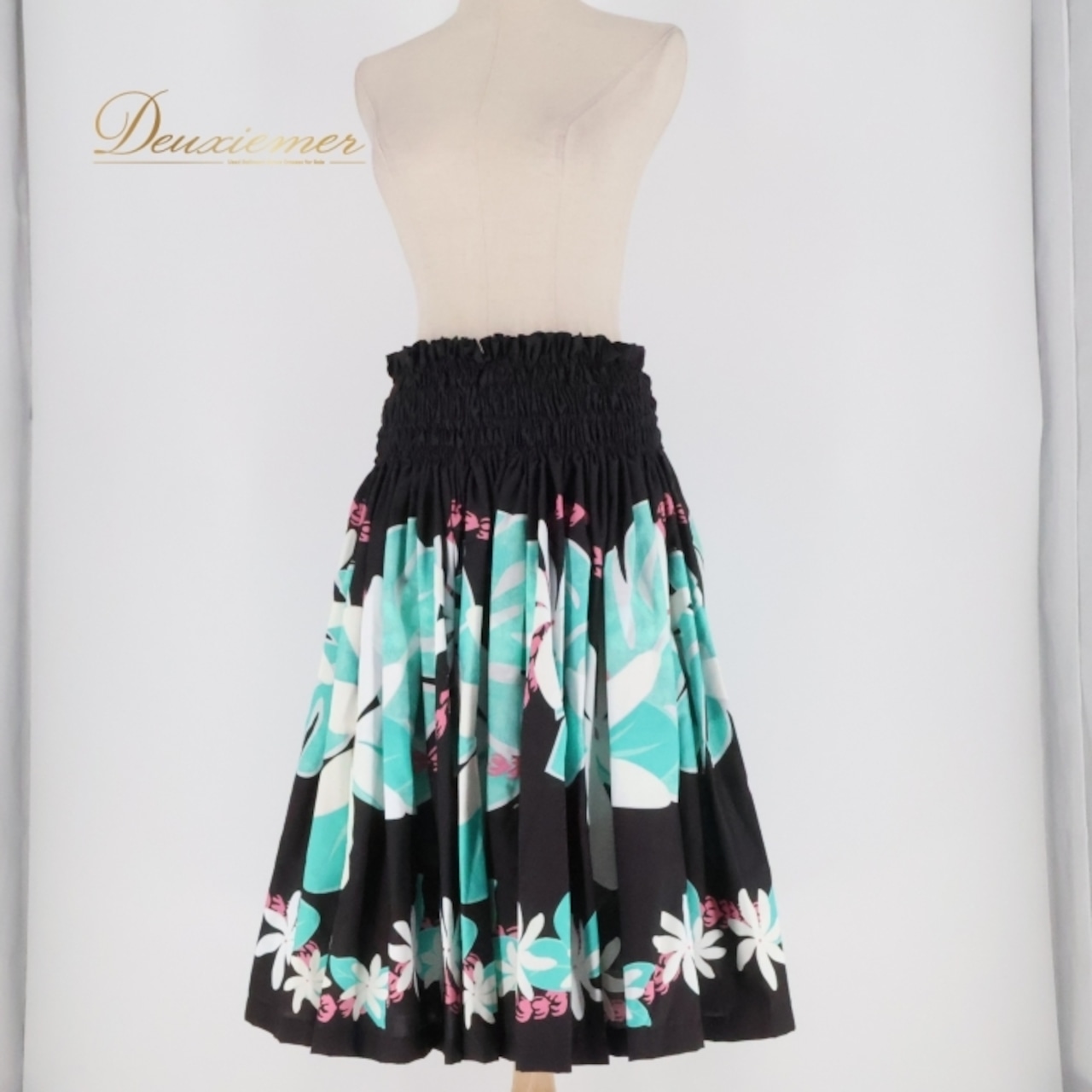 フラダンス 衣装 パウスカート エムエムジェイ ブラック系 MMJ 日本製 ティアレ柄 シングル かわいい 華やか 鮮やか きれい 大人っぽい シンプル 黒 白 水色 ピンク ハワイアン アロハ ハワイアンプリント フラ ダンス レッスン 練習 おしゃれ