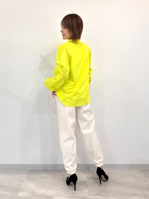 袖タックパール付ブラウス