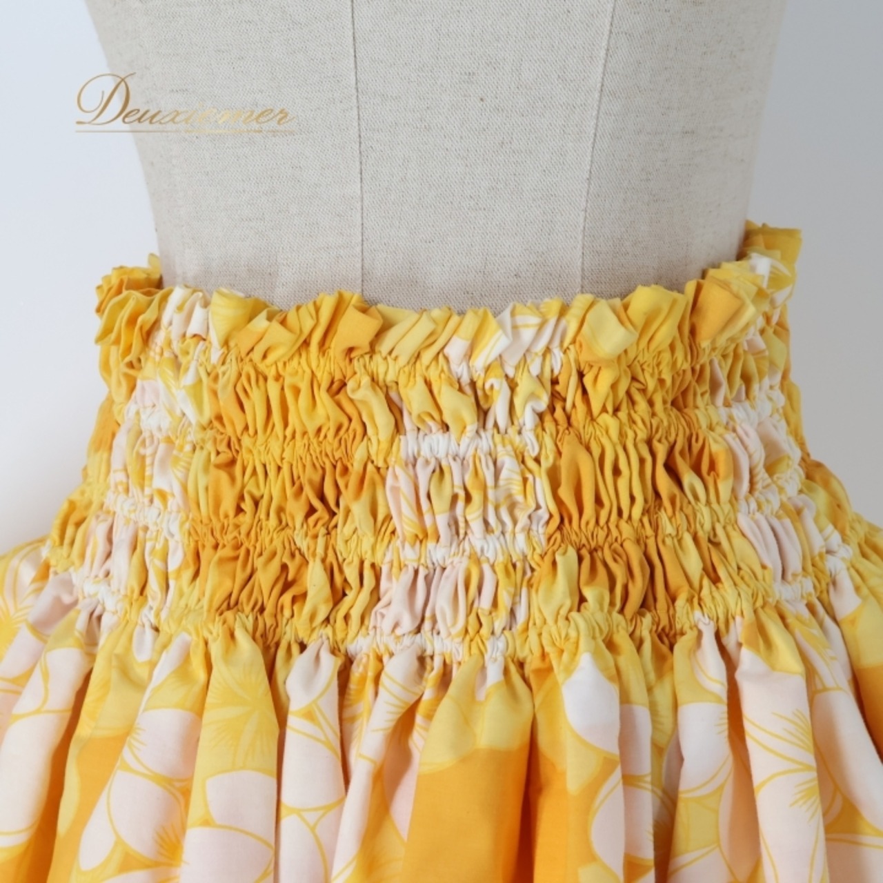 フラダンス 衣装 パウスカート イエロー系 アビバーレ プルメリア柄 ハワイアンプリント Avivare アロハ フラ ダンス レッスン 練習 フリル 華やか 鮮やか かわいい おしゃれ 上品 ふんわり 軽やか 明るい シングル スカート フレアスカート ホワイト系 ハワイ アロハシャツ サマー パーティー ボリューム感 レディース スカートファッション ふんわりスカート