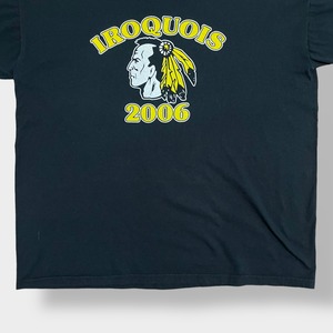 【JERZEES】IROQUOIS 高校 アーチロゴ プリント Tシャツ バックプリント イラスト XL 黒t ジャージーズ US古着