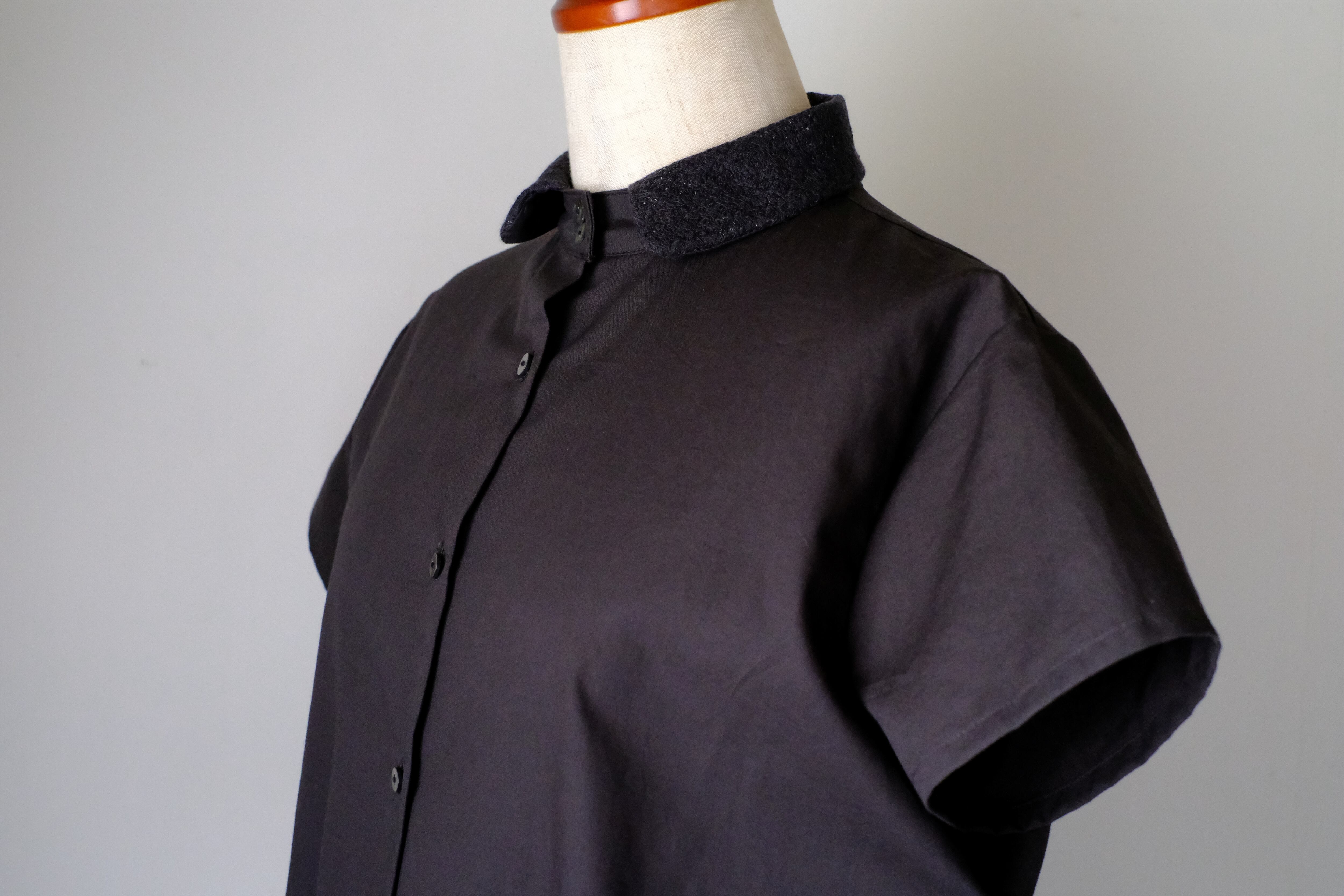 半袖スタンドカラーブラウス cl-134(墨黒)