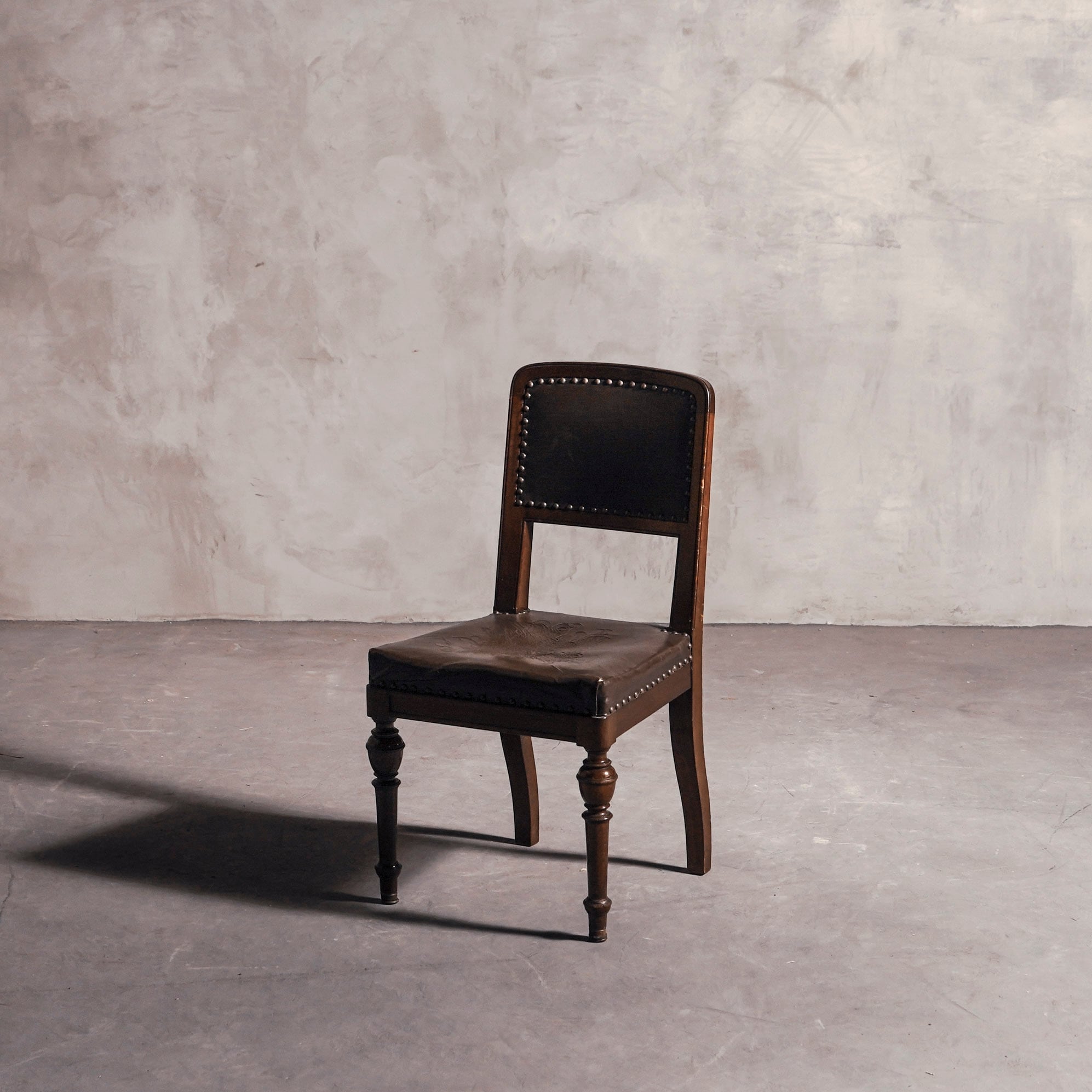 チェア/レザーチェア/アンティークチェア/英国チェア/スタッズ/ディスプレイ/店舗什器/空間装飾