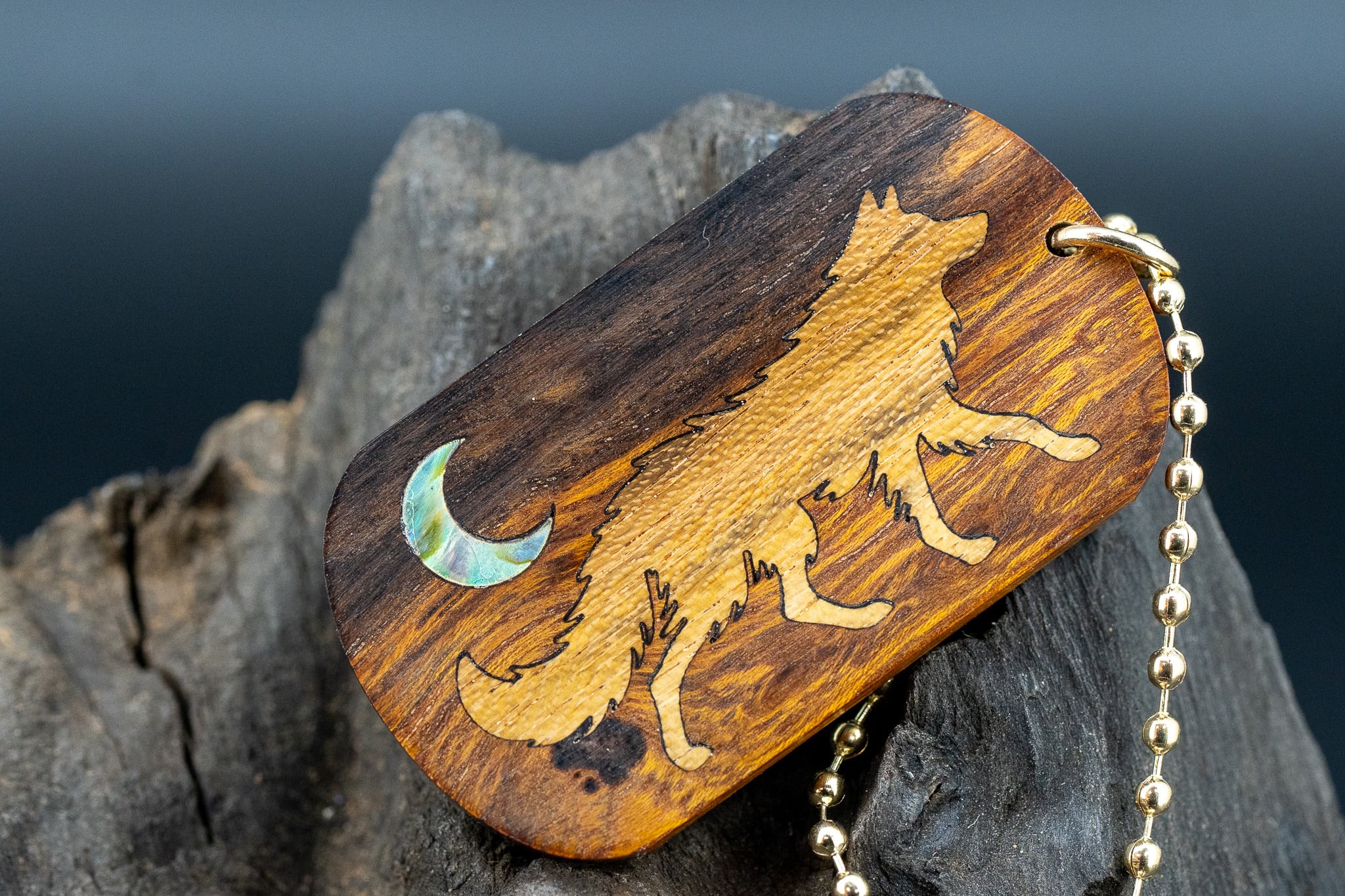 【砂漠の宝石】デザートアイアンウッド ドッグタグ 象嵌 闊歩