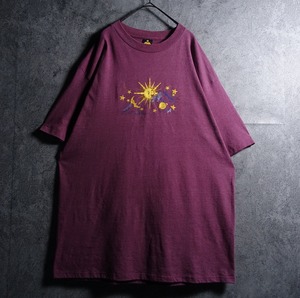90s "H.L.MILLER" Wine Red Planet Motif Embroidered Design T-shirt