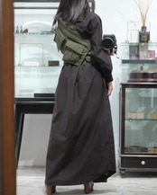 予約販売 | i’m here : - “SLEEVE” BAG ：Khaki｜袖を巻くバッグ／ミリタリーの構造／着る位置の余白