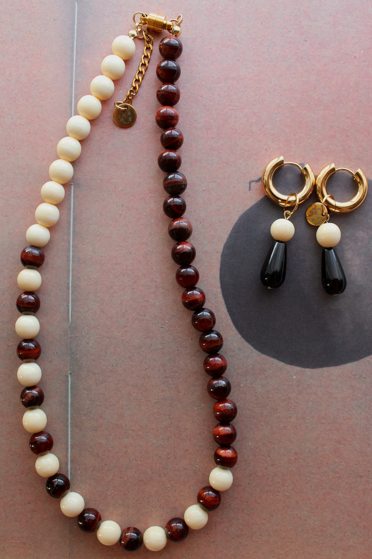 red tiger eye & buffalo horn round necklace | CHATOE