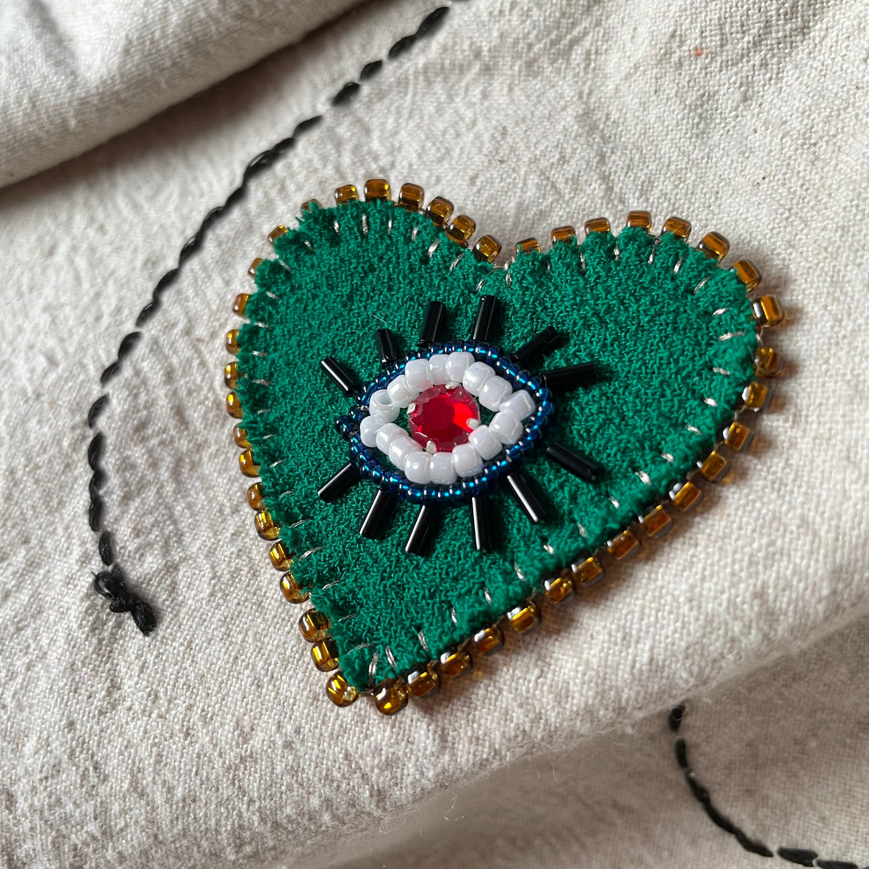 ¥2999 vivid corazon 心臓????ブローチ　ビーズ刺繍