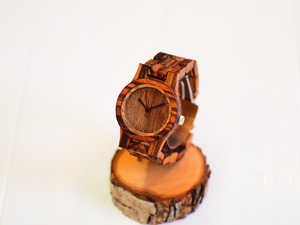 木目がしっかりとした木製腕時計
