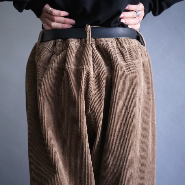 2-tuck balloon silhouette brown wide corduroy pants