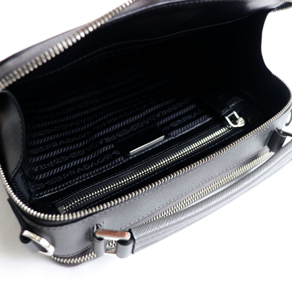 極美品▽PRADA プラダ 2VH069 ブリック 三角ロゴ金具付き サフィアーノ