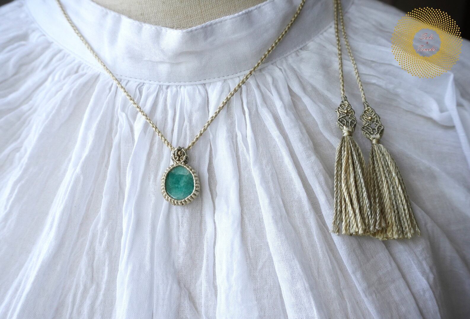 『羽翠』セラフィナイトとバイオタイト入りエメラルドのマクラメペンダントネックレス 絹糸）エメラルドインクォーツのマクラメ編みペンダント 〜幸福