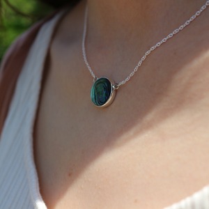Reversible　gemstone　necklace
