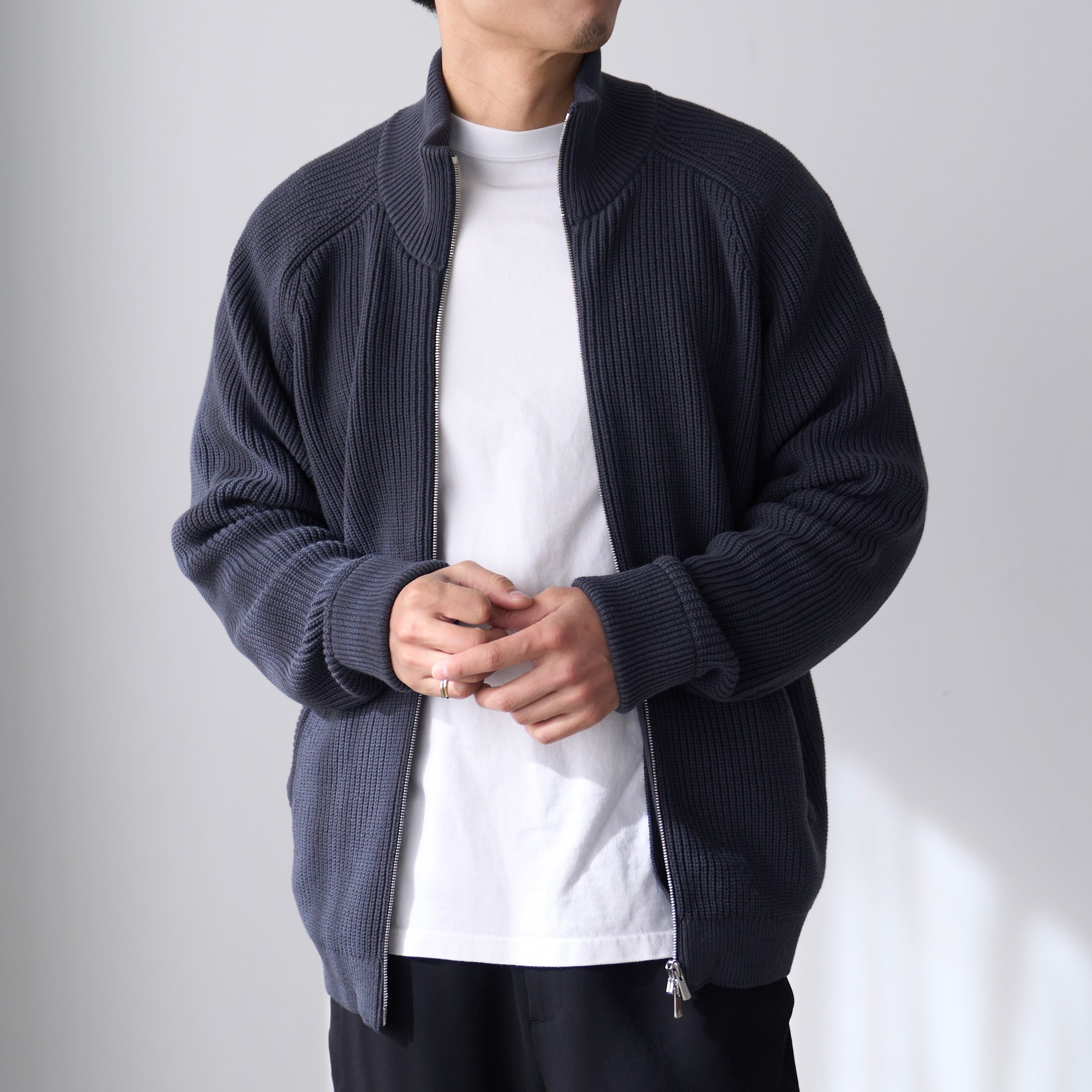 休日のOFFも、仕事のONも。大人の「ドライバーズニット」 | 「Japan