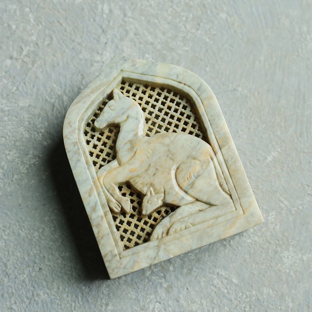カンガルーが美しく彫られた、石の小物入れ