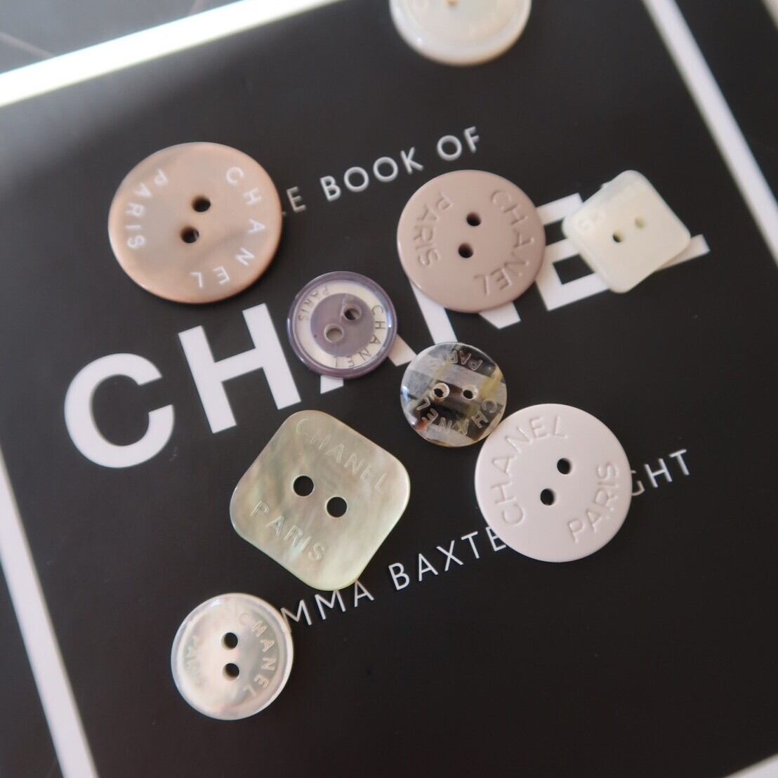 VINTAGE CHANEL BUTTON】マットオフホワイト 2つ穴 ボタン 17mm