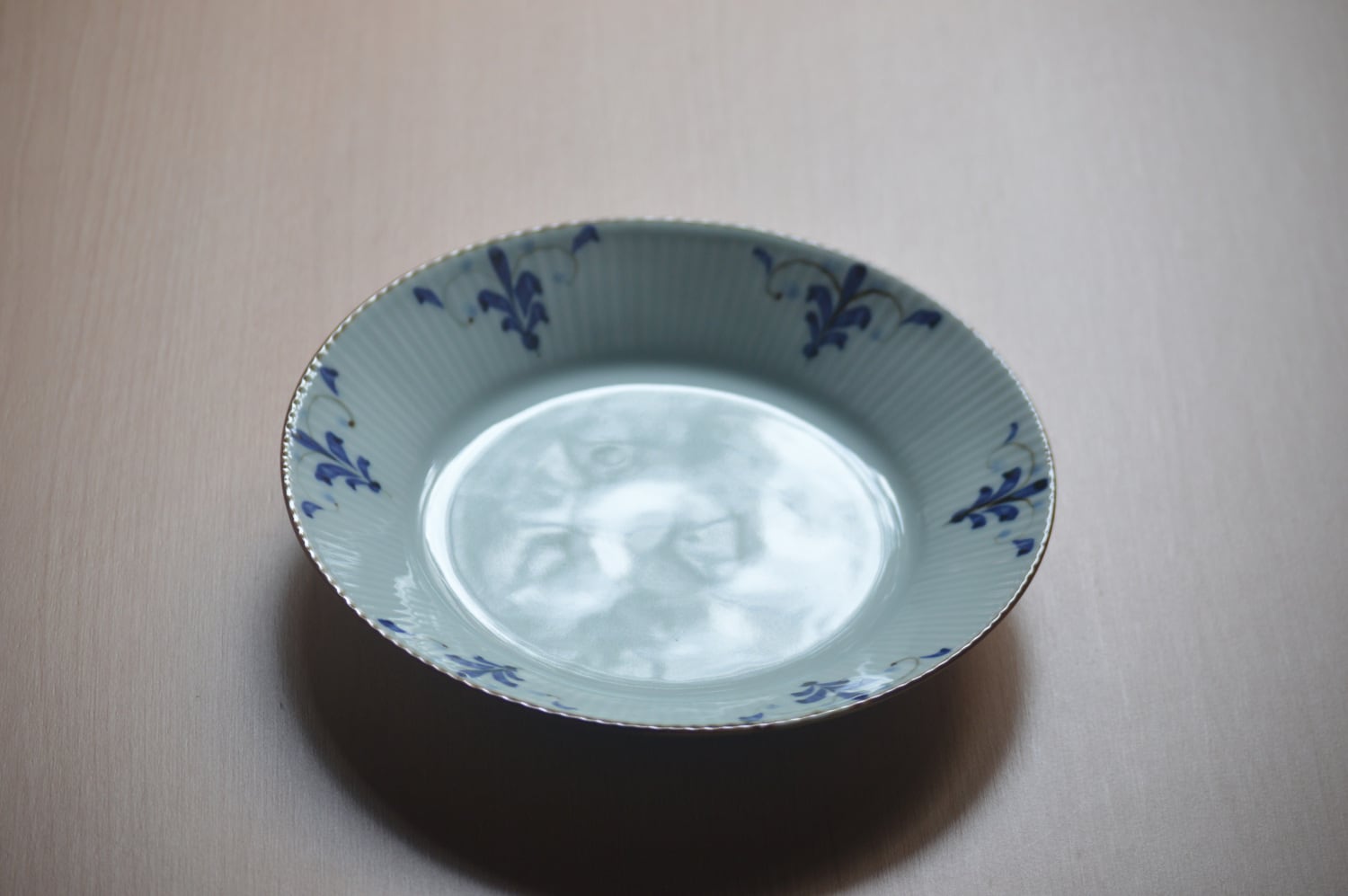 リーブスしのぎ7寸皿 | 有田焼 緒方陶園オンラインショップ