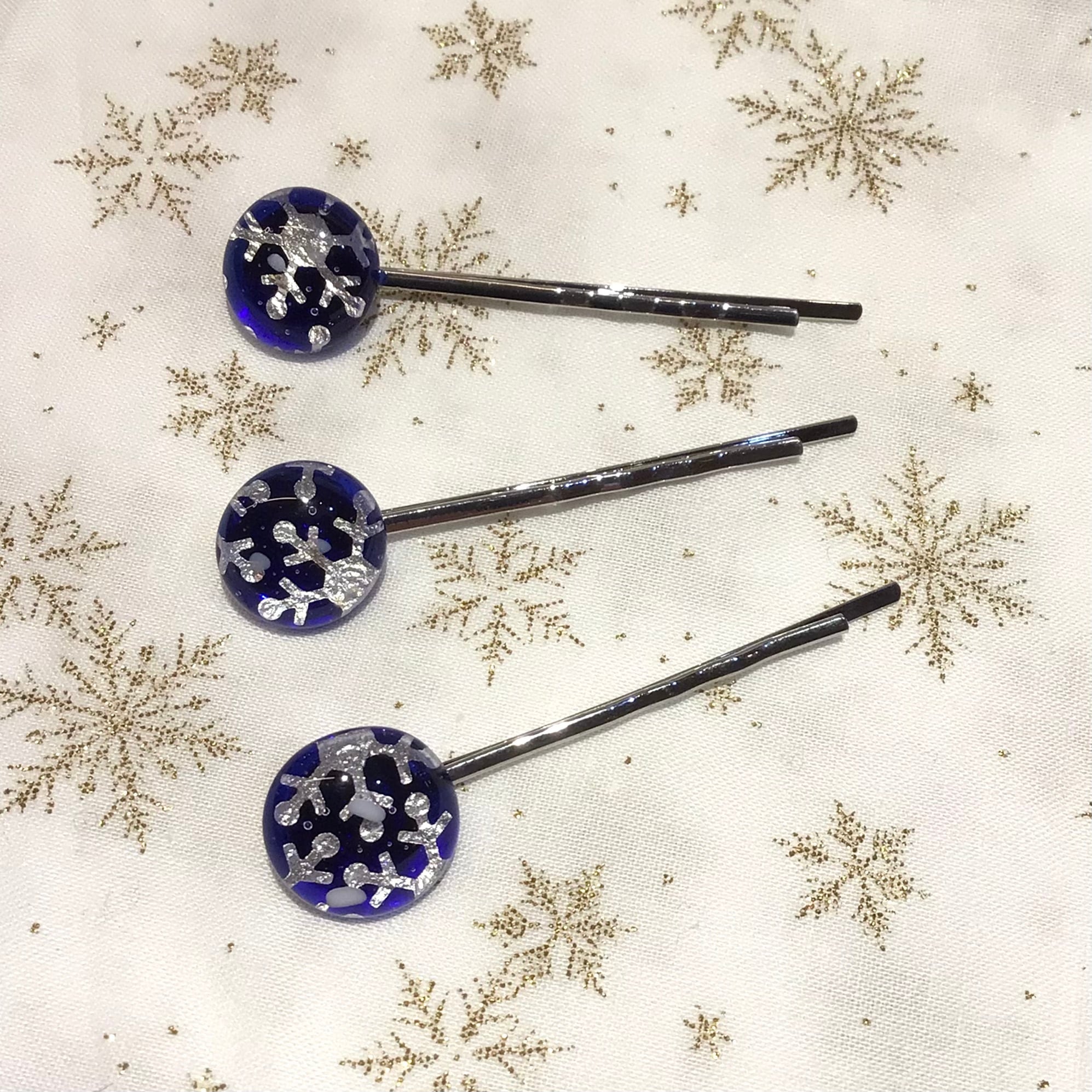 冬のおくりもの ヘアピン ブルー | 小樽ガラスアクセサリー 硝屋(SHOYA)