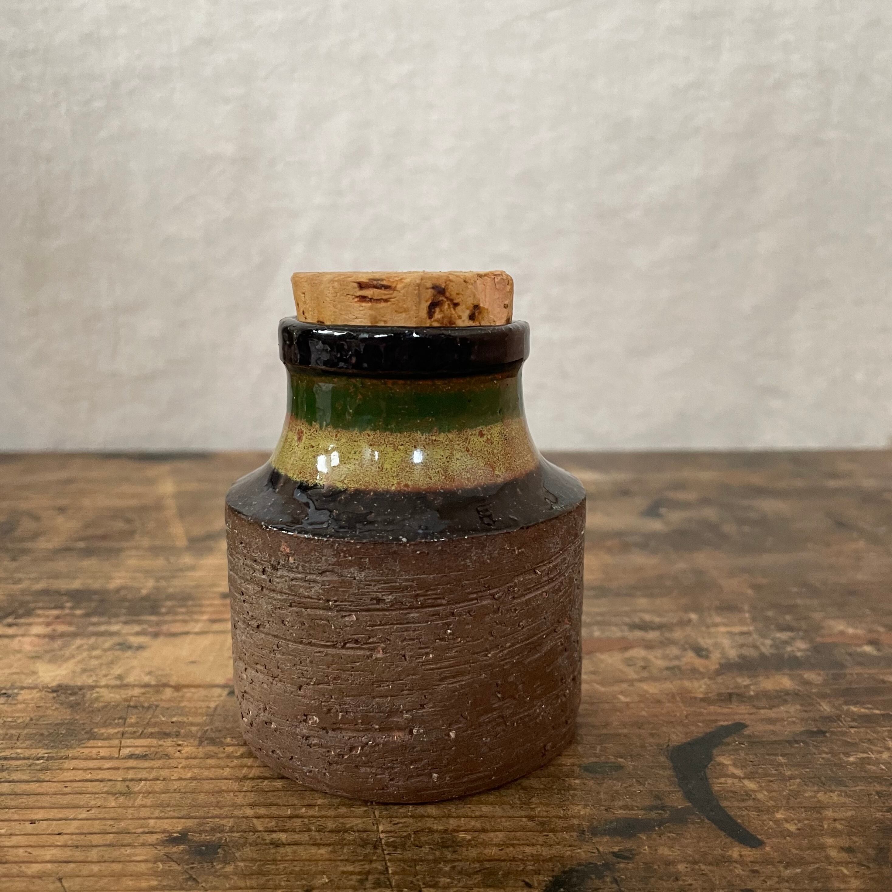 素朴なスパイスボトル2