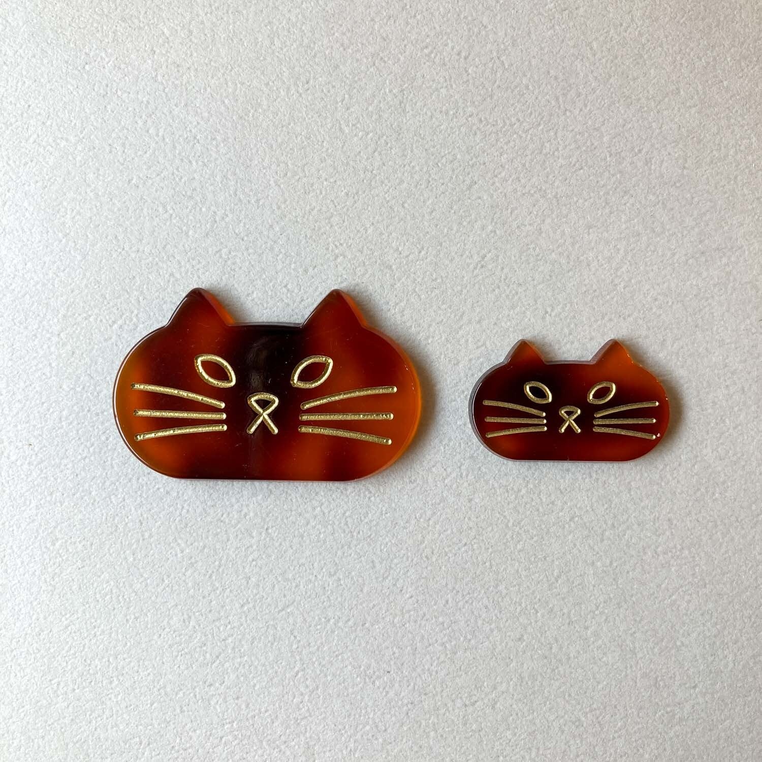 オンライン限定》丸顔猫のデコパーツM（43mm） | Dua-アクセサリー