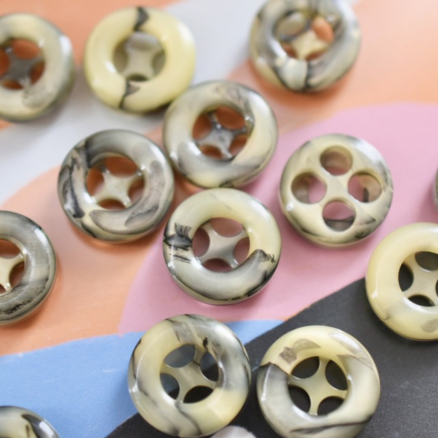 フランス ディープベージュマーブル 4穴 15㎜