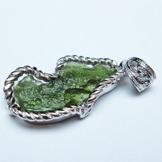 モルダバイト ペンダント モルダウ石 ペンダントトップ 原石 一点物 メール便可 [M便 1/20] 199-545