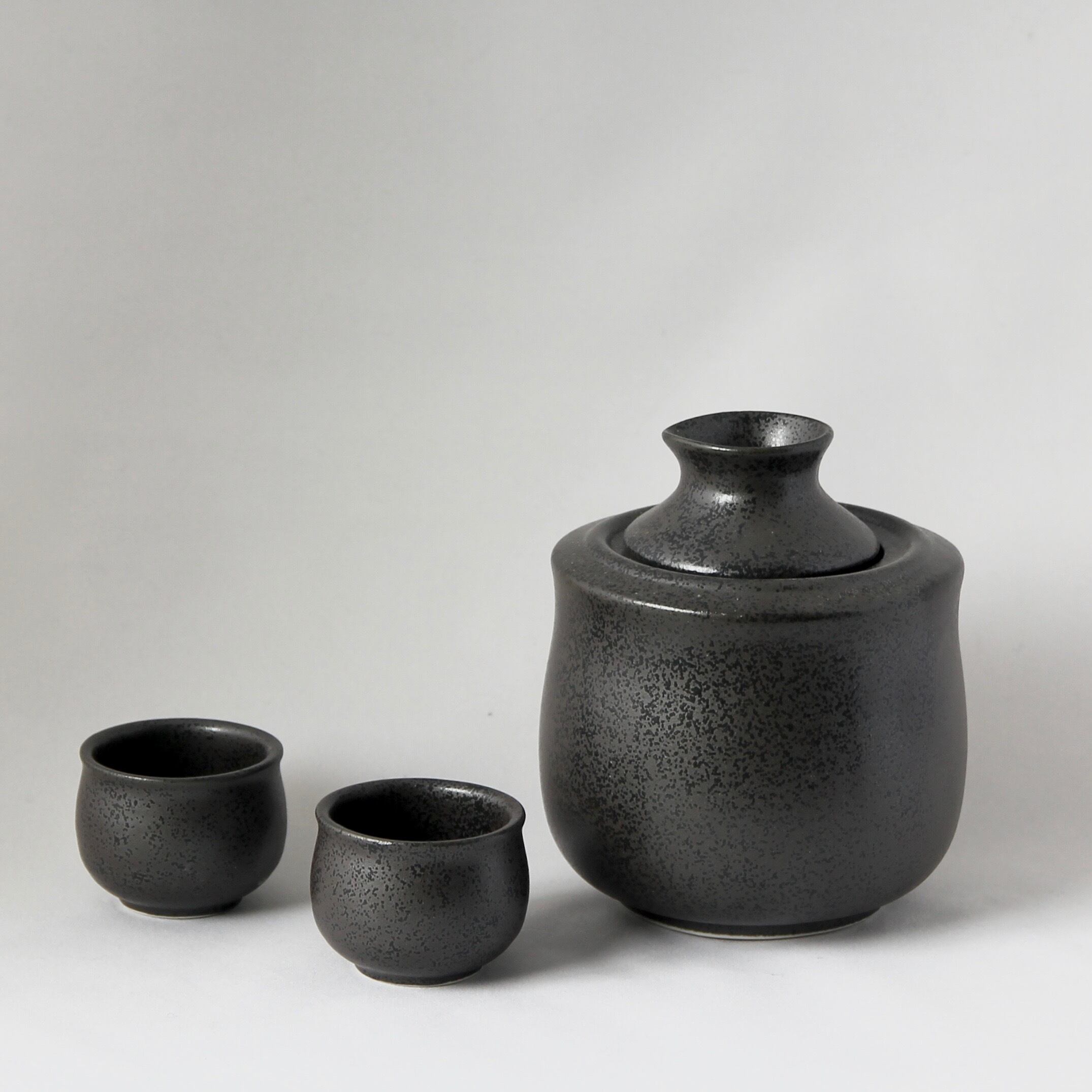 酒燗器（クロ）正一合サイズ ギフトセット（お猪口2個付き） | 山淳製陶所