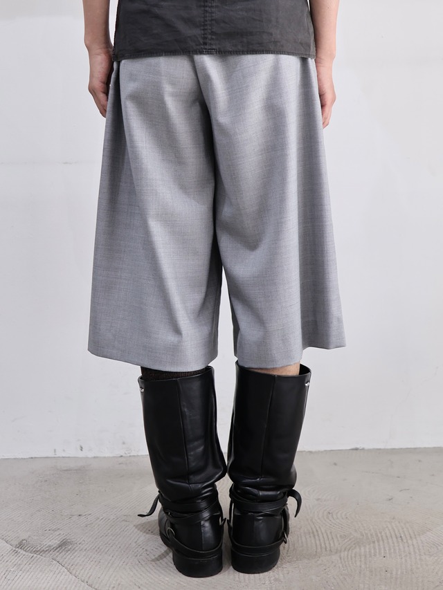 【+(plūs）】1-tuck wool wide shorts grey