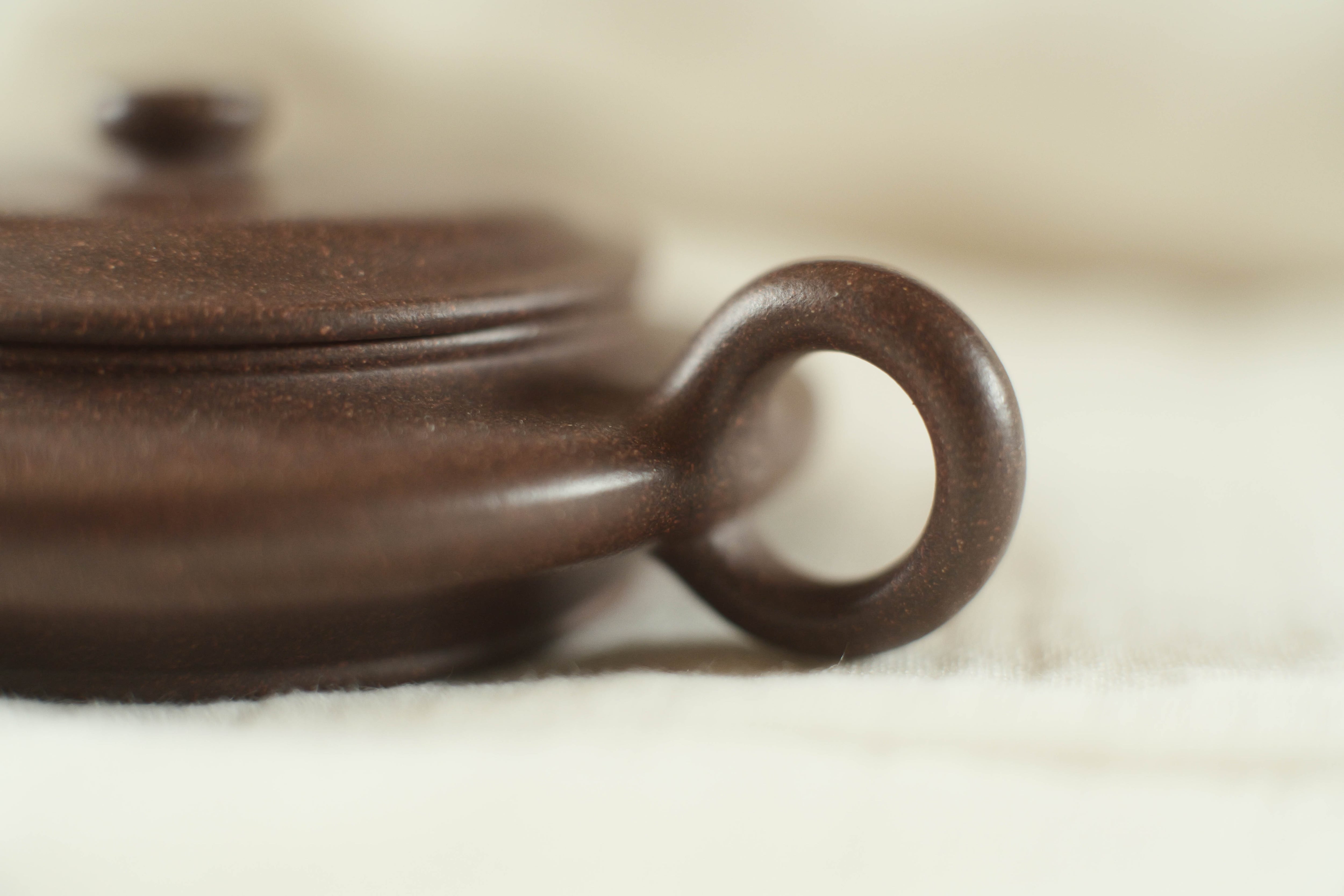 宜興紫砂壺「虚扁」（約120cc）・桃花段泥 | 北白川糕糰店