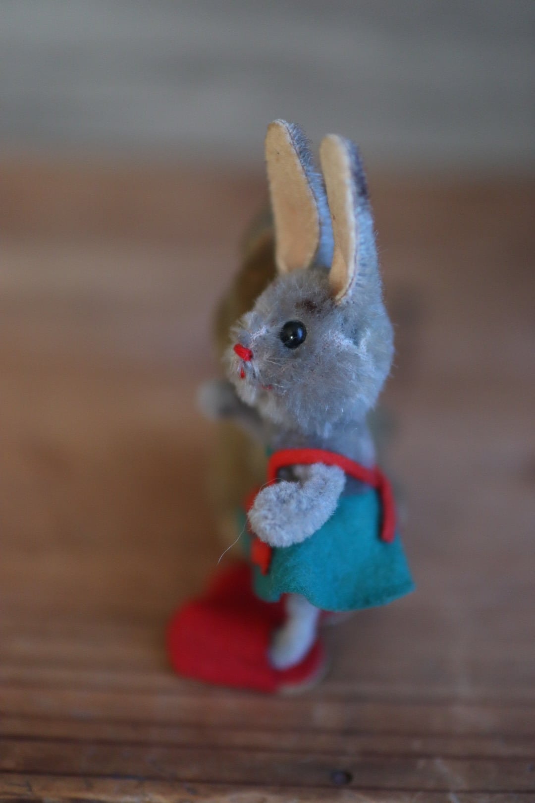 ヴィンテージ シュコー スカートをはいたうさぎ