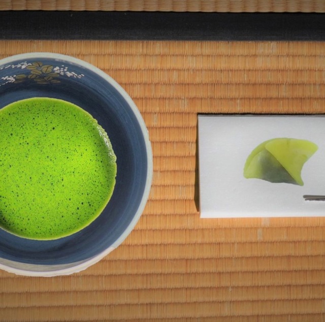 抹茶碗 るり釉 銀月に秋草